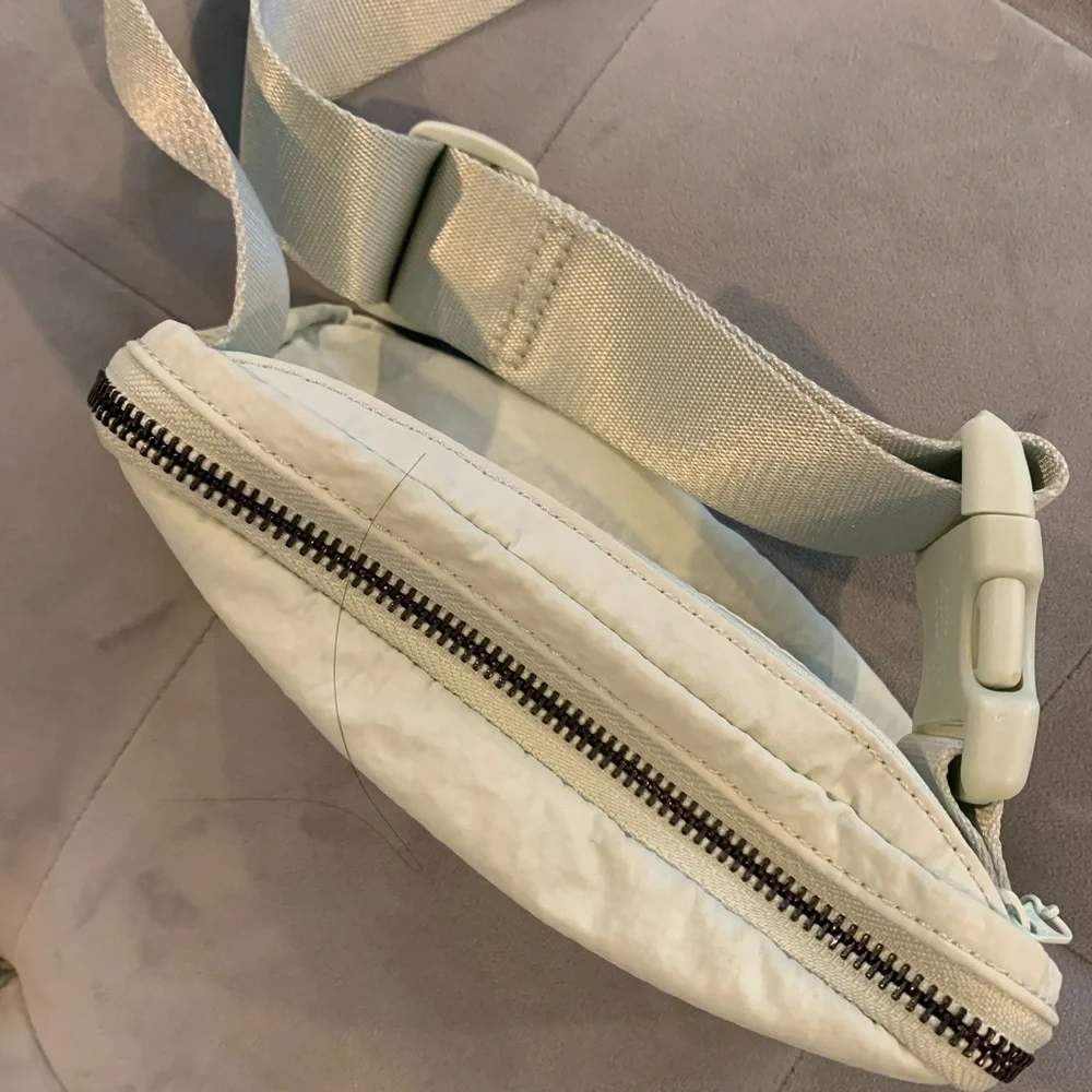 RARE NWOT Lululemon Everywhere Belt Bag Springtime Mint Green - Picture 8 of 16